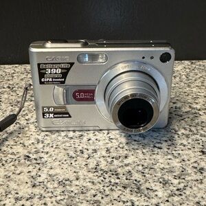 Casio EXILIM EX-Z50 5.0MP Digital Camera. Tested, Includes Battery and base.